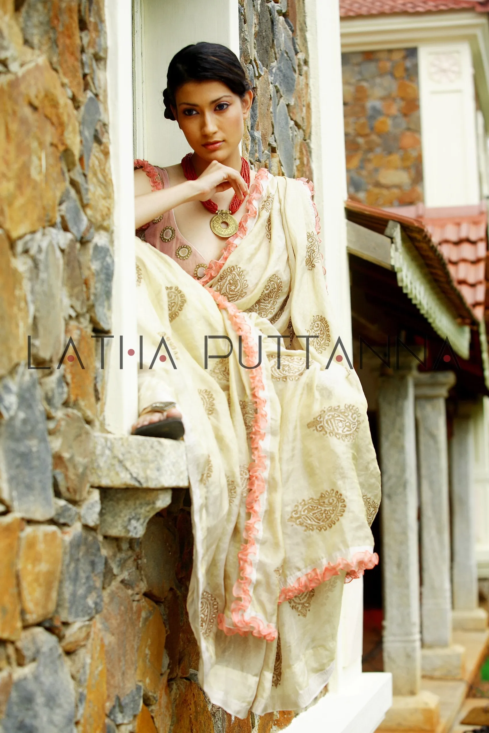 Apsara – Ethereal off-white tissue with gold paisleys